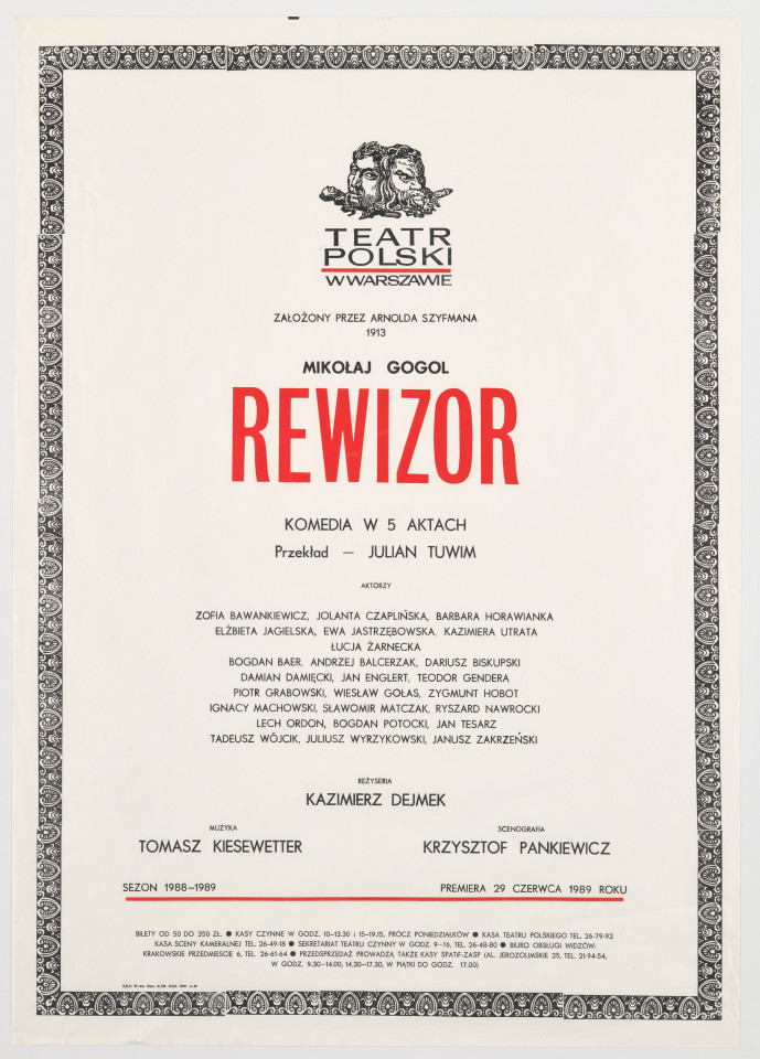 Zadrukowany tekstem plakat z czerwonym tytułem spektaklu i logotypem Teatru Polskiego w Warszawie.