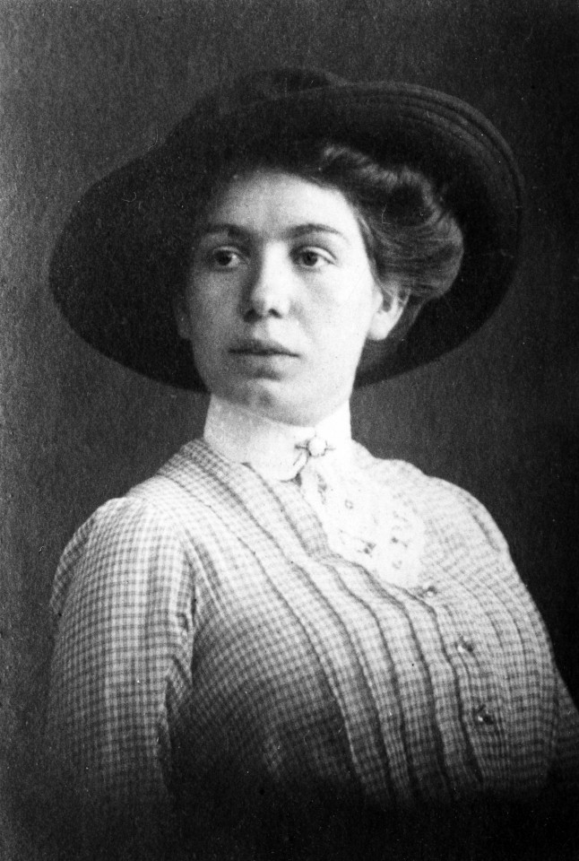 Czarno białe zdjęcie przedstawiające kobietę w kapeluszu.