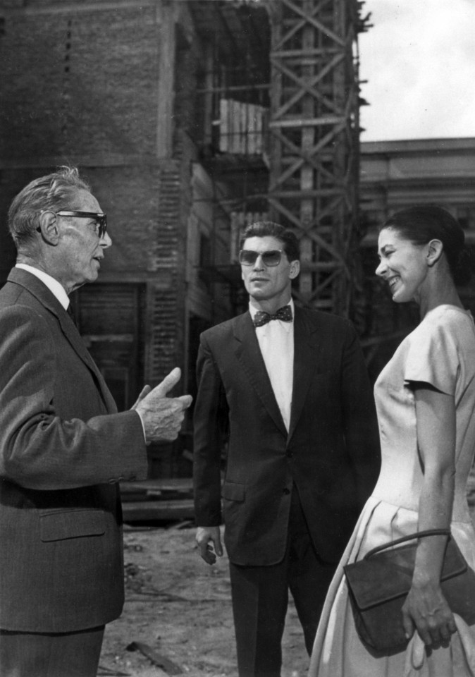 Czarno białe zdjęcie rozmawiających trzech osób: dwóch mężczyzn i kobieta.