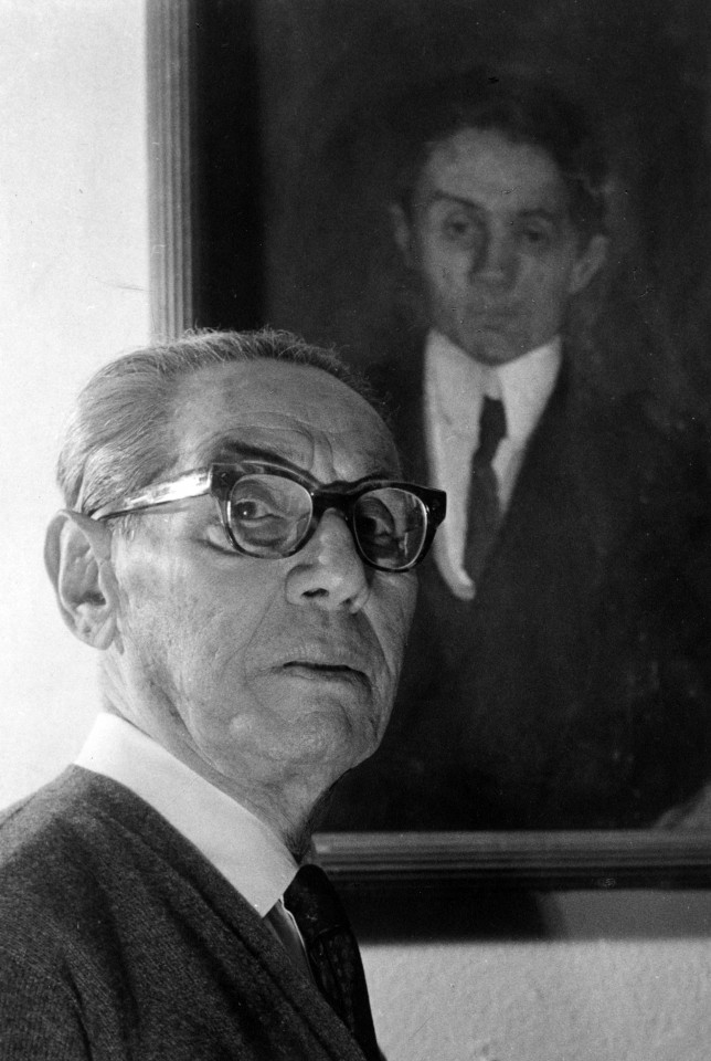 Czarno białe zdjęcie starszego mężczyzny w okularach na tle obrazu z młodym mężczyzną.