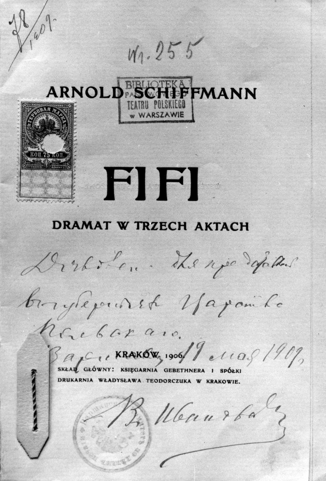 Pierwsza strona książki Fifi z typografią w języku polskim, ze stemplem Warszawskiego Komitetu Cenzury oraz tekstem pisanym ręcznie.