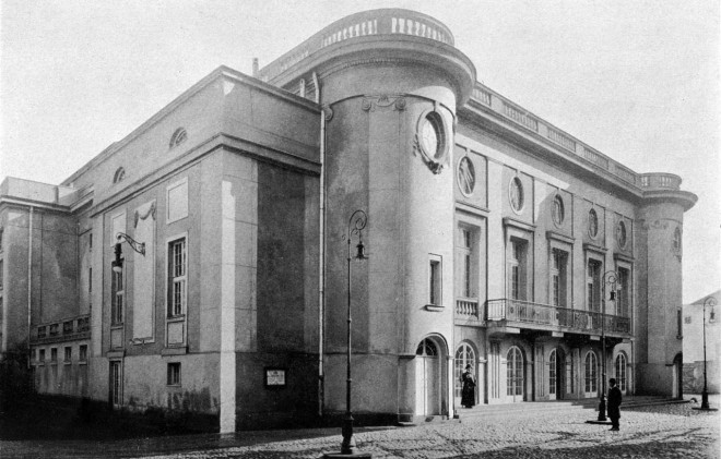 Czarno białe zdjęcie z budynkiem teatru.