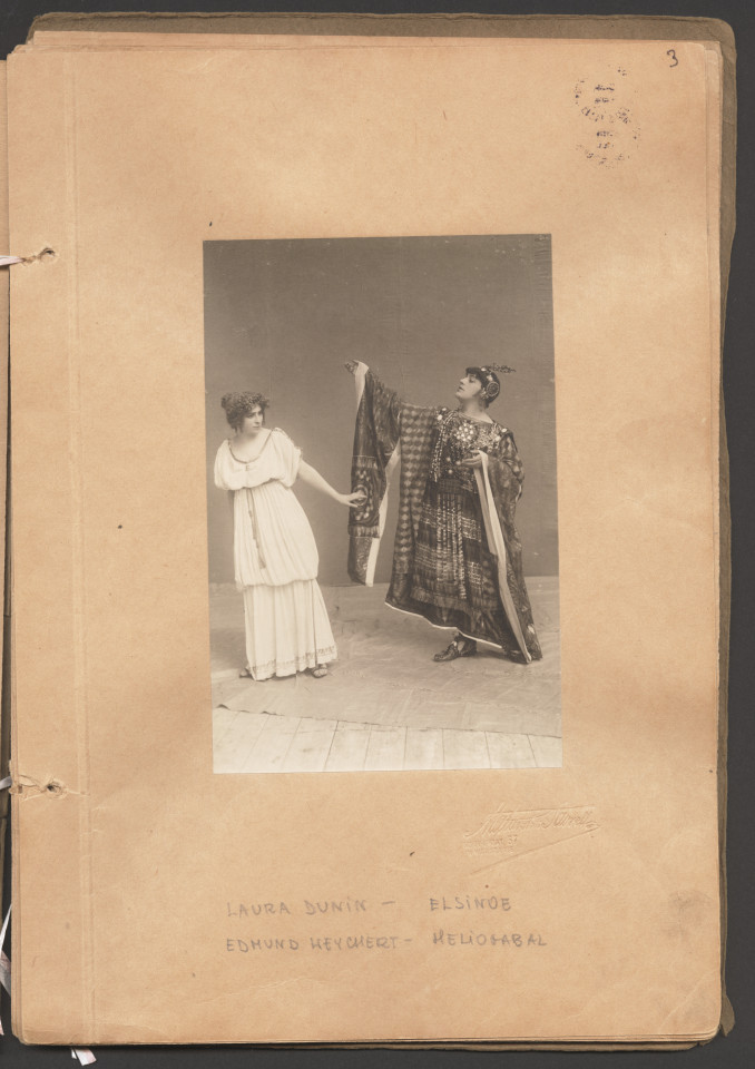 Na zdjęciu aktorka Laura Dunin w przebraniu bardzo ozdobnym Elsinoe oraz  aktor Edmund Weychert w przebraniu Heliogabala. Czarno-biała fotografia ze spektaklu Irydion.