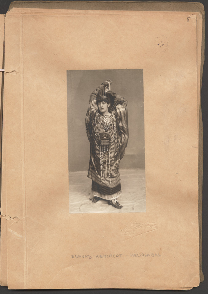Na czarno-białym zdjęciu aktor Edmund Weychert w kostiumie Heliogabala.
