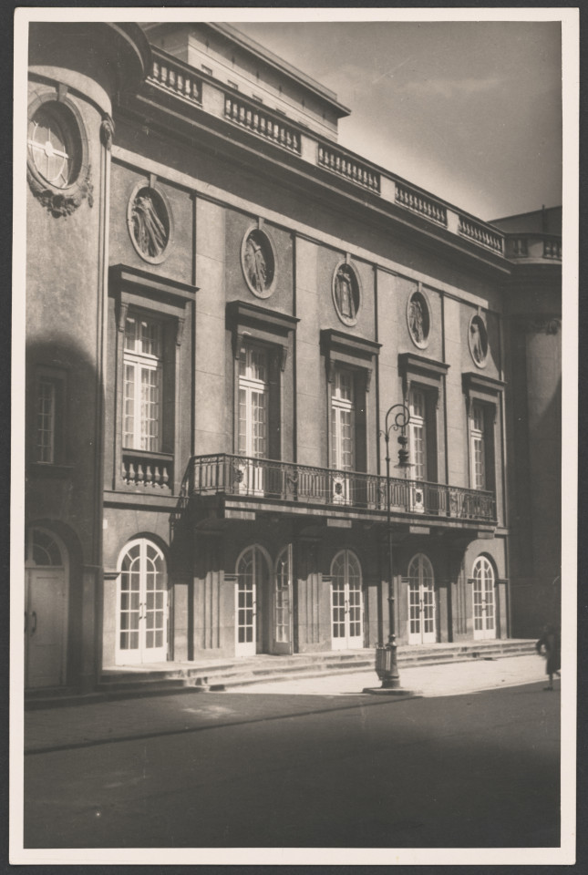 Na czarno-białym zdjęciu budynek - gmach Teatru Polskiego.