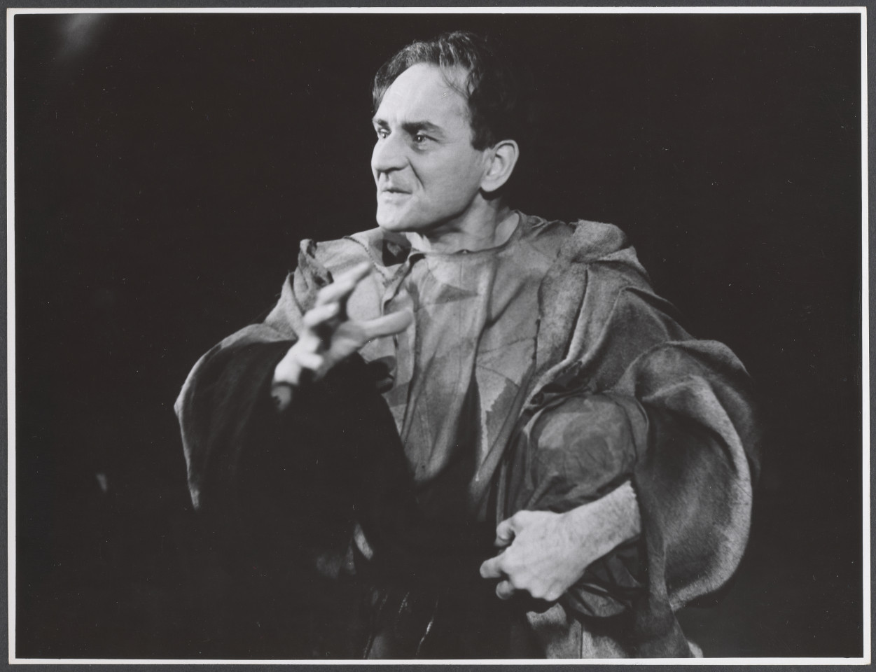 Na czarno-białym zdjęciu aktor na scenie w roli podczas spektaklu Irydion.