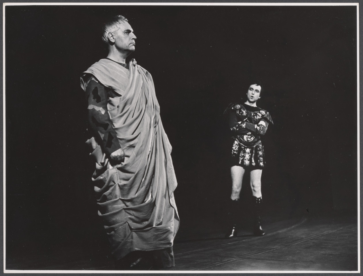 Na czarno-białym zdjęciu para aktorów na scenie w rolach podczas spektaklu Irydion.