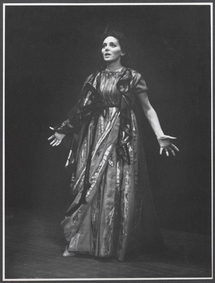 Na czarno-białym zdjęciu aktorka Alicja Raciszówna  na scenie w roli Kornelia podczas spektaklu Irydion.