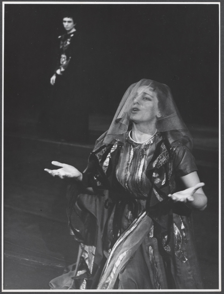 Na czarno-białym zdjęciu aktorzy Alicja Raciszówna na scenie w roli Kornelii i Michał Pawilcki w roli Irydiona podczas spektaklu Irydion.