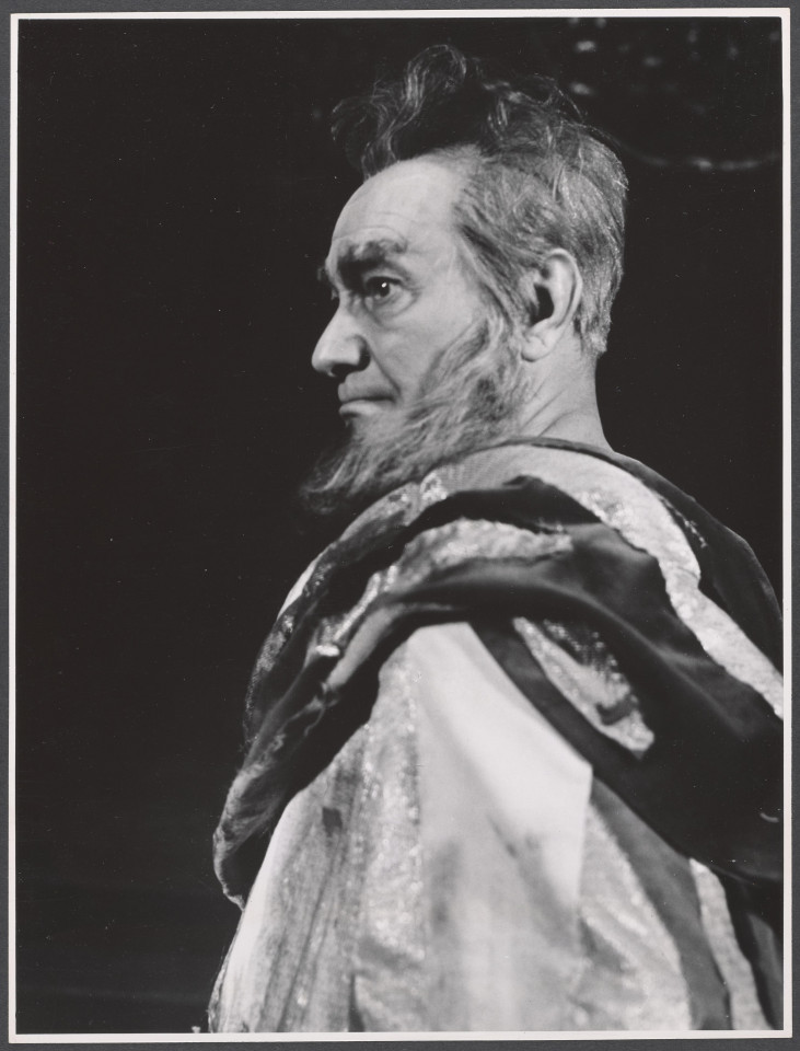 Na czarno-białym zdjęciu aktor na scenie w roli Masynissa podczas spektaklu Irydion.