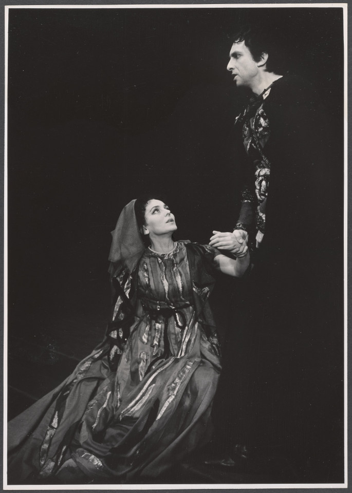 Na czarno-białym zdjęciu aktorzy Alicja Raciszówna na scenie w roli Kornelii i Michał Pawilcki w roli Irydiona podczas spektaklu Irydion.
