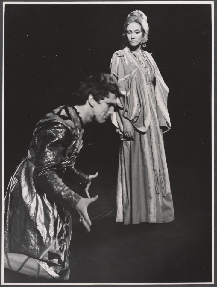 Na czarno-białym zdjęciu aktorzy Hanna Stankówna na scenie w roli Elsinoe i Jan Englert w roli Heliogabala podczas spektaklu Irydion.
