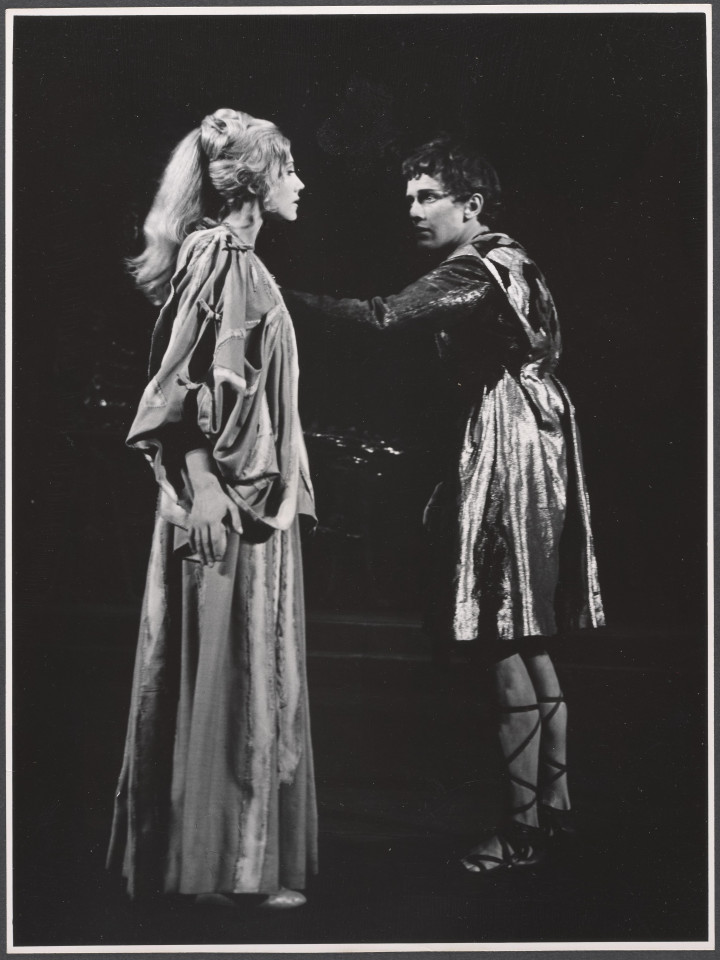 Na czarno-białym zdjęciu aktorzy Hanna Stankówna na scenie w roli Elsinoe i Jan Englert w roli Heliogabala podczas spektaklu Irydion.