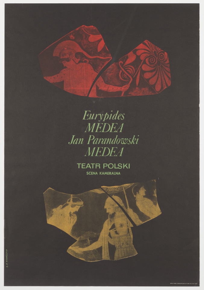 Zadrukowany tekstem plakat z tytułem, nazwiskiem autora i nazwą teatru z czarnym tłem dwoma nieregularnymi wycinkami przedstawiającymi fragmenty malowanych waz greckich w kolorze żółtym i czerwonym.