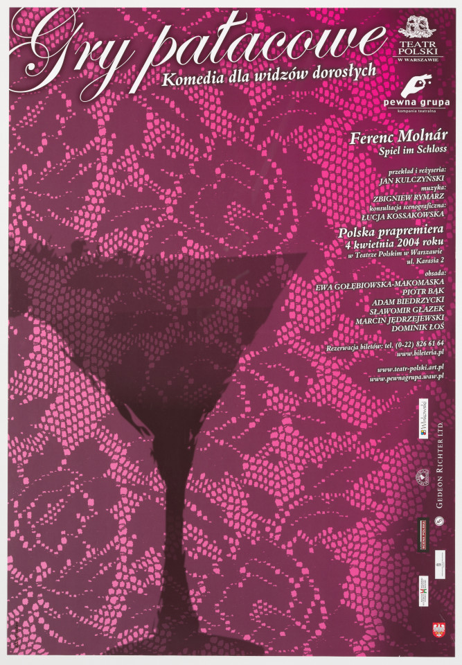 Zadrukowany tekstem plakat z tytułem, nazwiskiem autora i nazwą teatru oraz umownym rysunkiem kieliszka do martini za koronkową różową zasłonką.